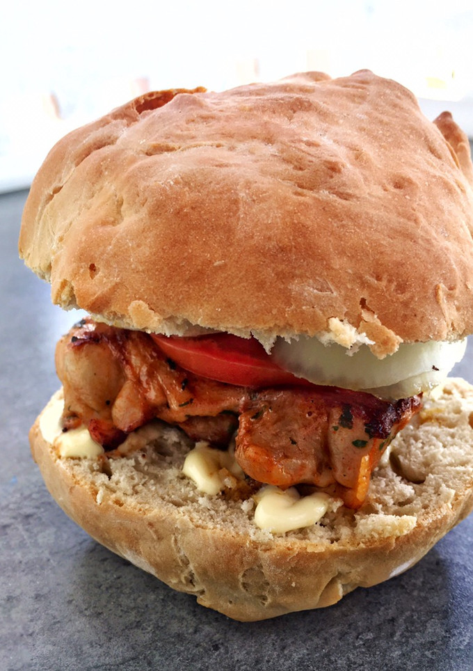 Una foto de Bocadillo redondo y rústico con pollo adobado... ¡Especial findes!