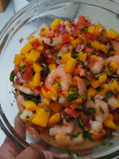 Una foto de Ceviche de camarón con mango
