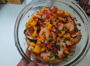 Una foto de Ceviche de camarón con mango