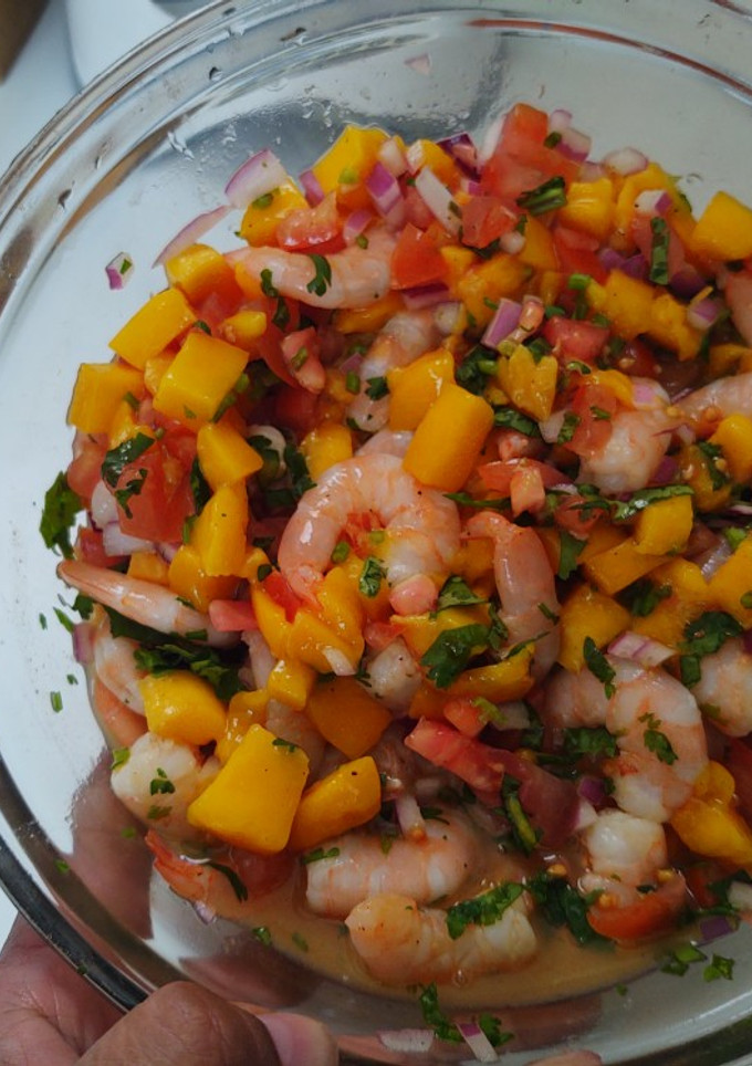 Una foto de Ceviche de camarón con mango