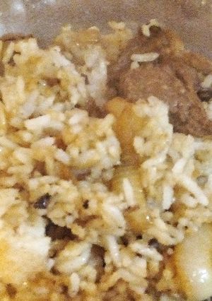 Una foto de Carne con arroz en la planchetta