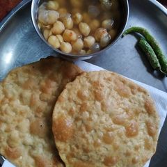 A picture of Daal puri with Chane.