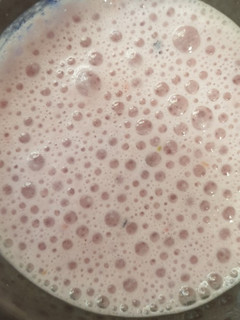 Una foto de 🥛Batido fresa🍓🍓 y arándanos