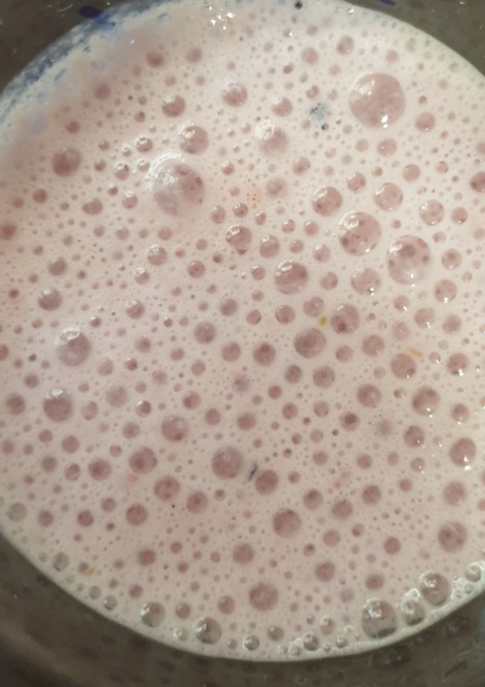 Una foto de 🥛Batido fresa🍓🍓 y arándanos