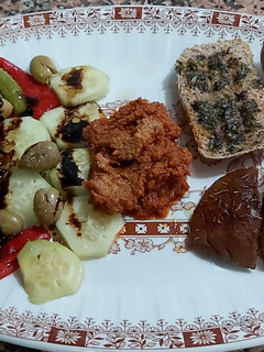 Una foto de Tostadas, ensalada y seitán