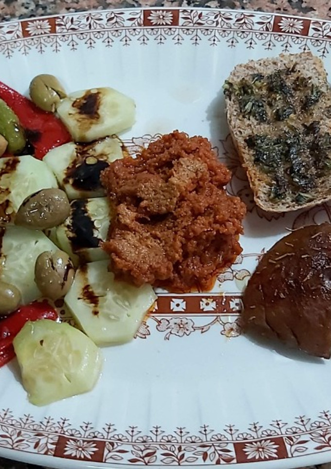 Una foto de Tostadas, ensalada y seitán