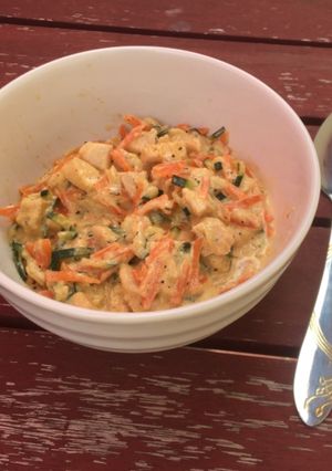 Cukkinis csirkemell sárgarépával, tejszínnel recept fotója