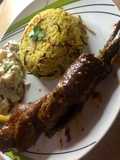 (Enrollado de carne con espárragos.) Acompañado con ensalada César y arroz con fideos