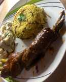 (Enrollado de carne con espárragos.) Acompañado con ensalada César y arroz con fideos