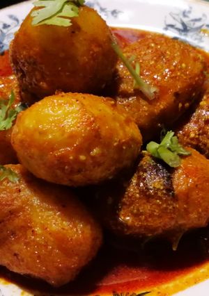 स्पेशल कश्मीरी दम आलू (special kashmiri aloo dum recipe in Hindi) रेसिपी मुख्य फोटो