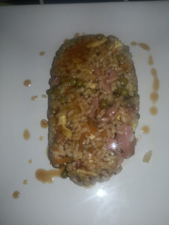 Una foto de Arroz tres delicias con salsa de soja
