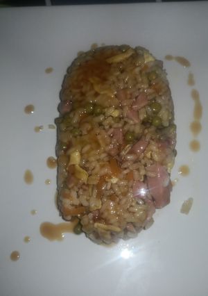 Una foto de Arroz tres delicias con salsa de soja