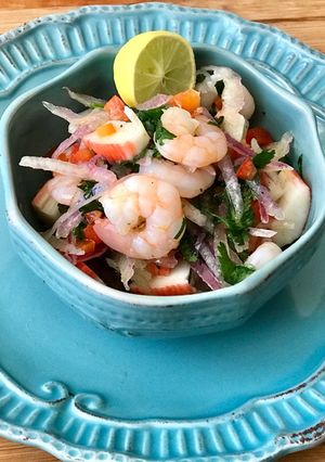 Una foto de Ceviche de camarones y kanikama