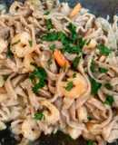 Noodles di farro e segale integrale con gamberi e mazzancolle