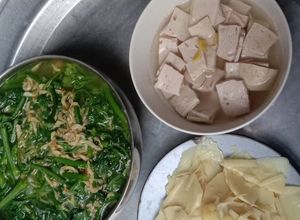 Hình của món Cơm nhà đơn giản gồm có: canh rau bí nấu tôm khô, măng tươi xào tỏi, giò lợn kho gừng.