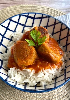 Una foto de Arroz basmati con albóndigas de berenjena