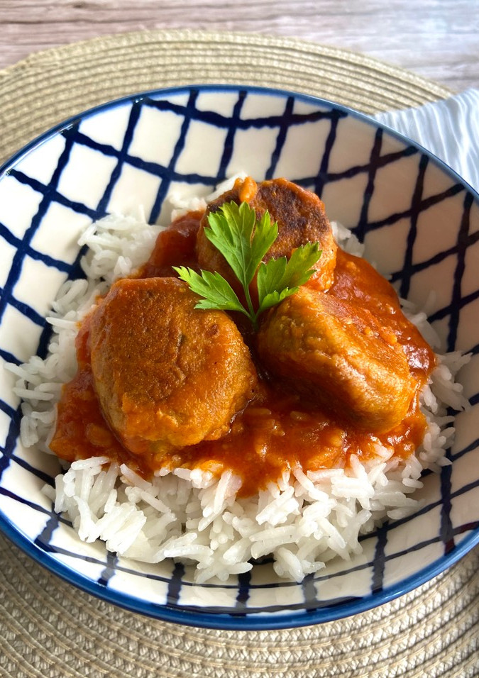 Una foto de Arroz basmati con albóndigas de berenjena