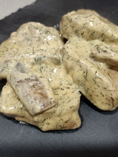 Una foto de Solomillo de cerdo con champiñones, nata y eneldo