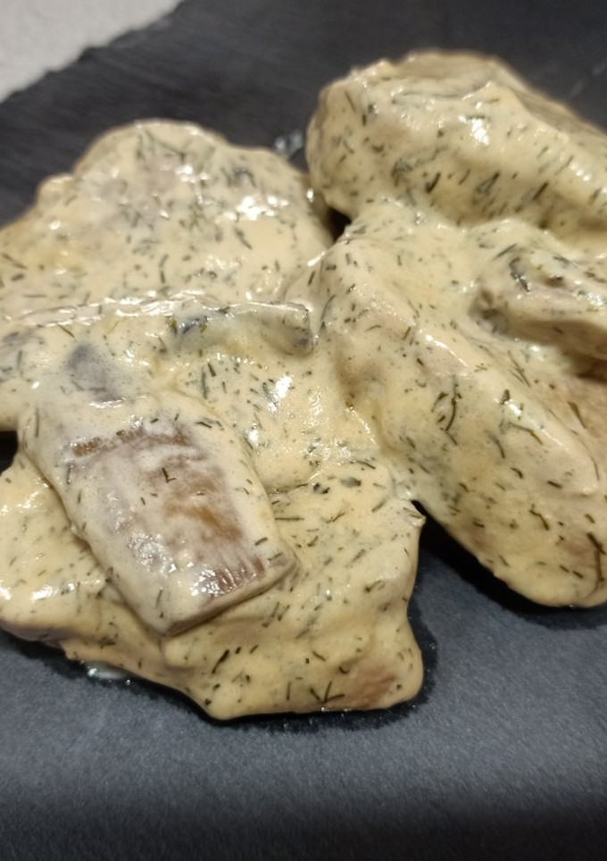 Una foto de Solomillo de cerdo con champiñones, nata y eneldo