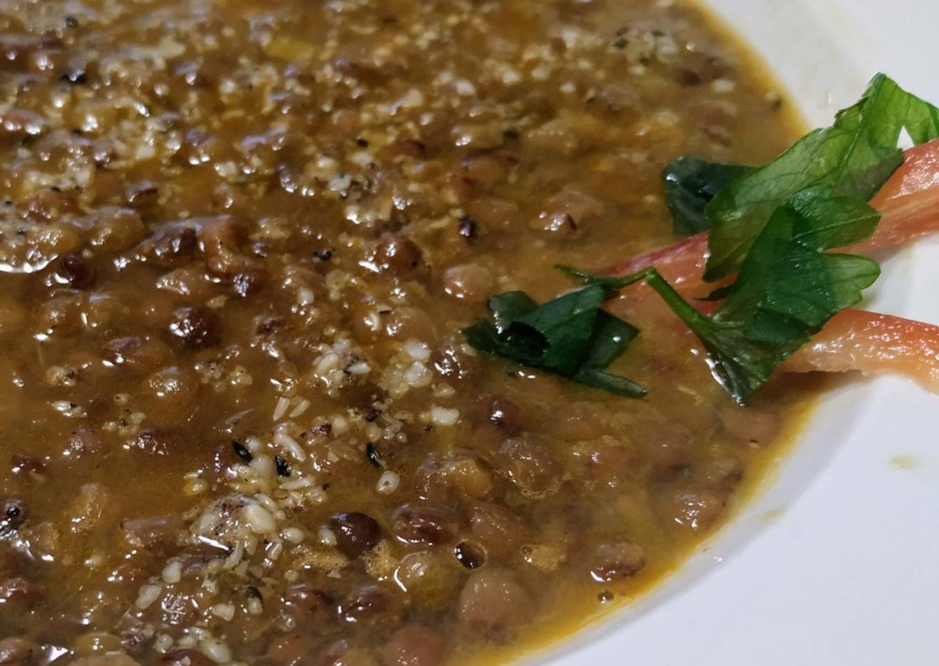 Lentejas pardinas con verduras y semillas