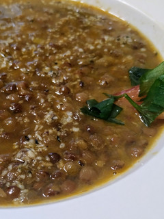 Una foto de Lentejas pardinas con verduras y semillas