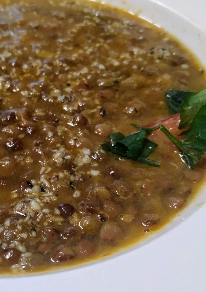 Una foto de Lentejas pardinas con verduras y semillas