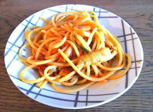 Foto di Spaghettoni con puntarelle e pomodorini