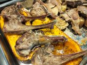 Una foto de chuletas de cordero al horno