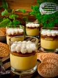 Doce da casa com bolacha e café