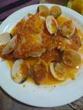 Bacalao con tomate y almejas