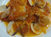 Una foto de bacalao con almejas