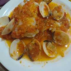 Una foto de Bacalao con tomate y almejas