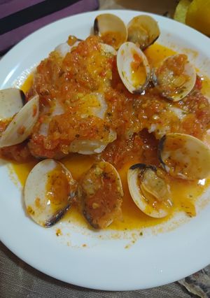 Una foto de Bacalao con tomate y almejas