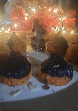 ઓરેન્જ માવા પનીર -કોકો મોદક (Orange Mava Paneer Coco Modak Recipe In Gujarati) રેસીપી મુખ્ય ફોટો