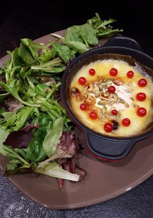 Une photo de Tomme de chèvre rôtie au miel et aux noix