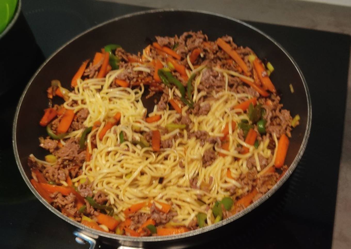 Nouilles chinoises sautées aux légumes et viande hachée