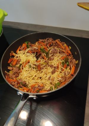Une photo de Nouilles chinoises sautées aux légumes et viande hachée