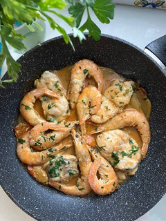 Una foto de Wok de langostinos con rape