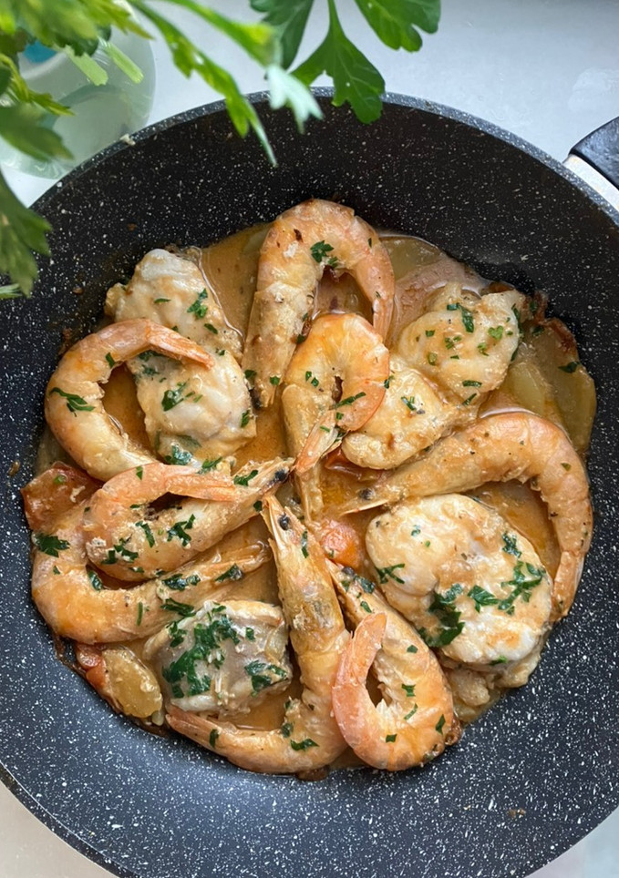 Una foto de Wok de langostinos con rape