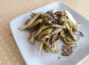 Una foto de Ensalada de Apio tibia y rápida