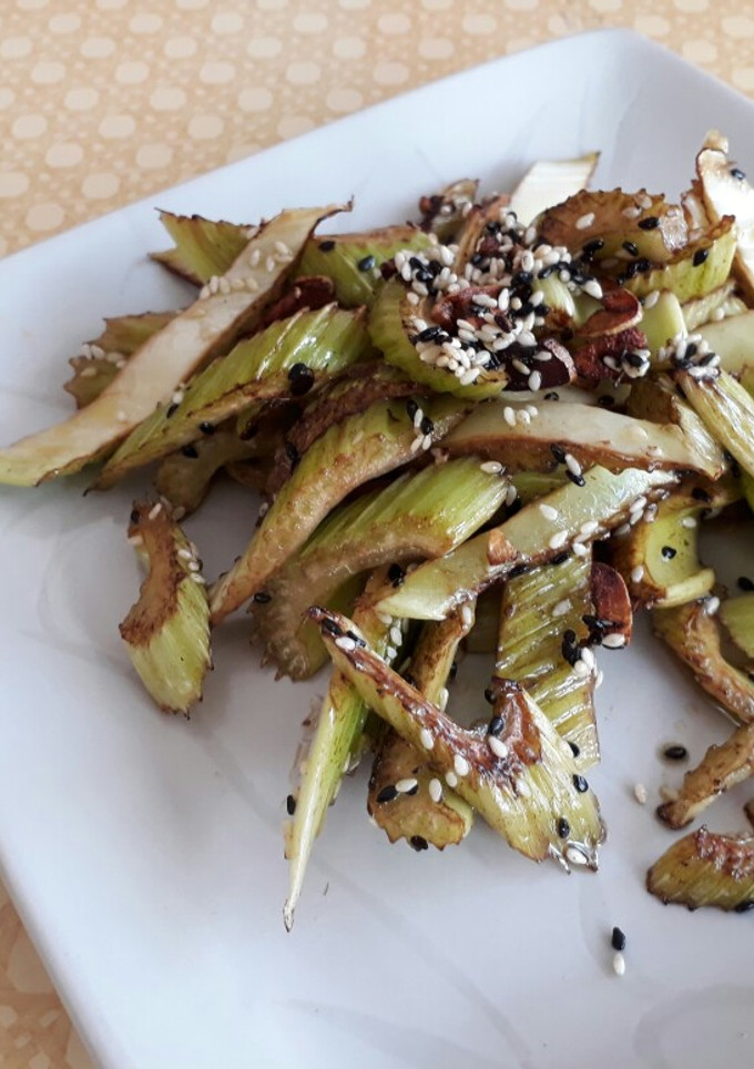 Una foto de Ensalada de Apio tibia y rápida