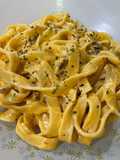 Tagliatelle con champiñones, longaniza y piñones