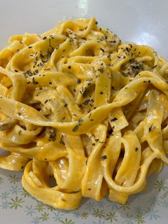 Una foto de Tagliatelle con champiñones, longaniza y piñones