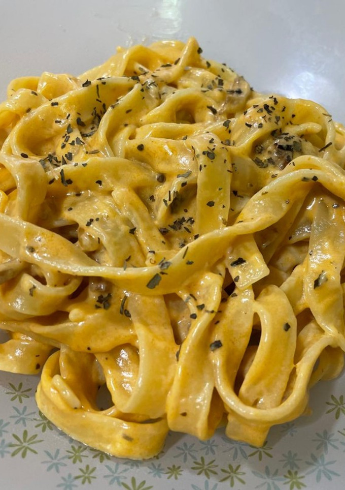 Una foto de Tagliatelle con champiñones, longaniza y piñones