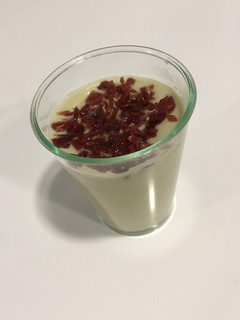 Una foto de Chupito de alcachofas con jamón ibérico