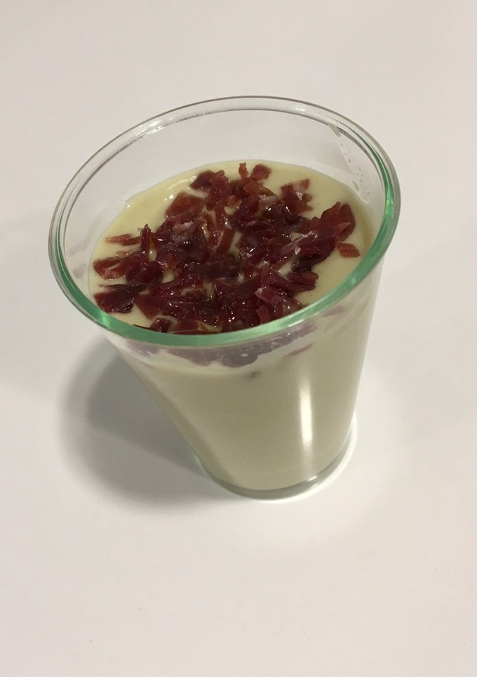 Una foto de Chupito de alcachofas con jamón ibérico