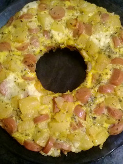 Una foto de Tortilla de papas salchichas y queso al horno
