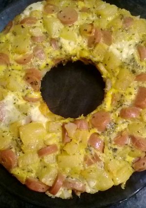 Una foto de Tortilla de papas salchichas y queso al horno