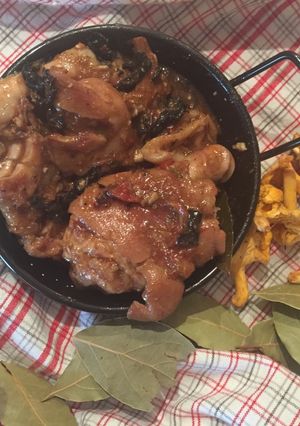 Foto principal de Manitas de cerdo con trompetas y rebozuelos