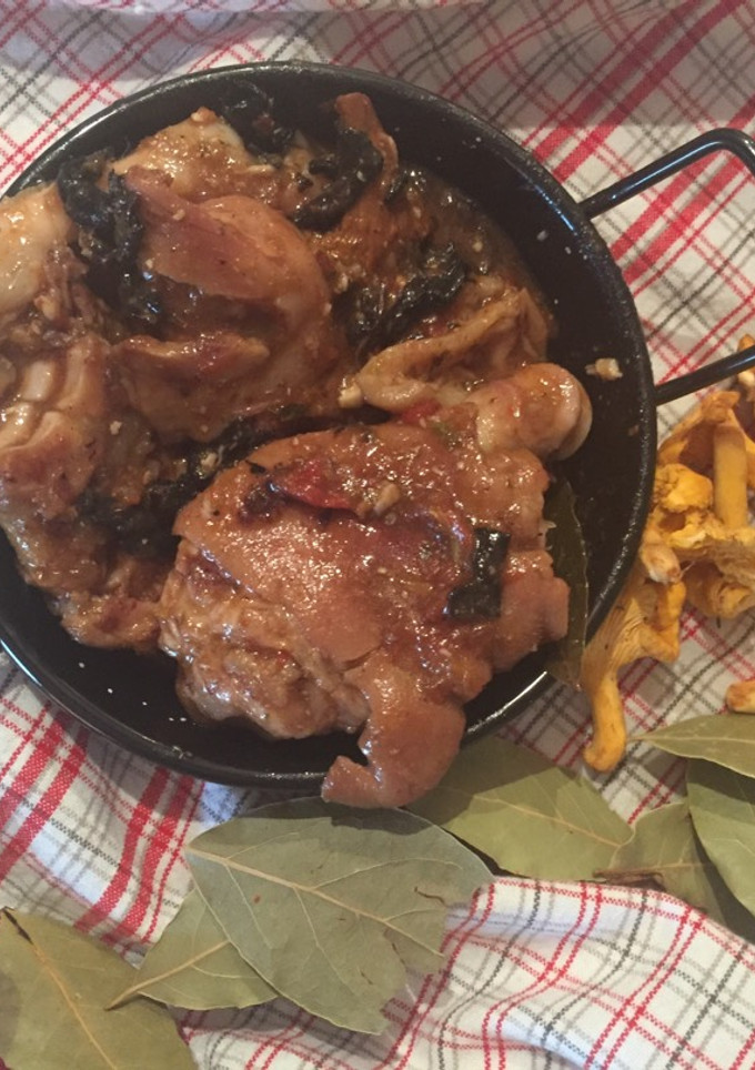 Una foto de Manitas de cerdo con trompetas y rebozuelos